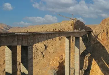 احداث مرتفع ترین پل آزادراهی کشور در اصفهان-شیراز