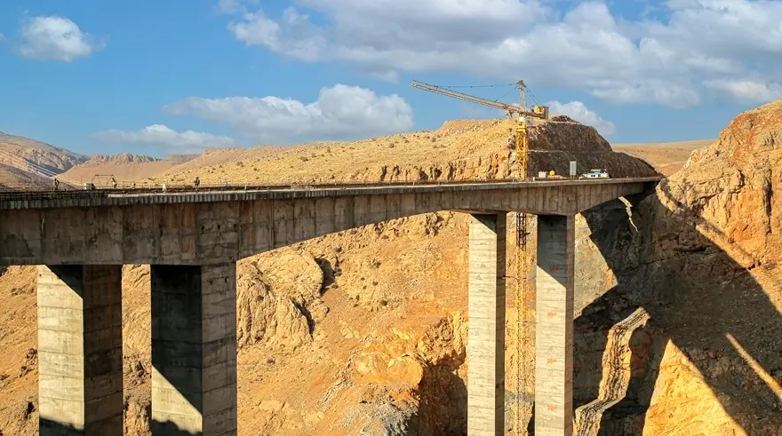 احداث مرتفع ترین پل آزادراهی کشور در اصفهان-شیراز