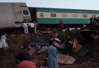 برخورد دو قطار مسافربری در پاکستان/ دست کم ۳۶ نفر کشته شدند