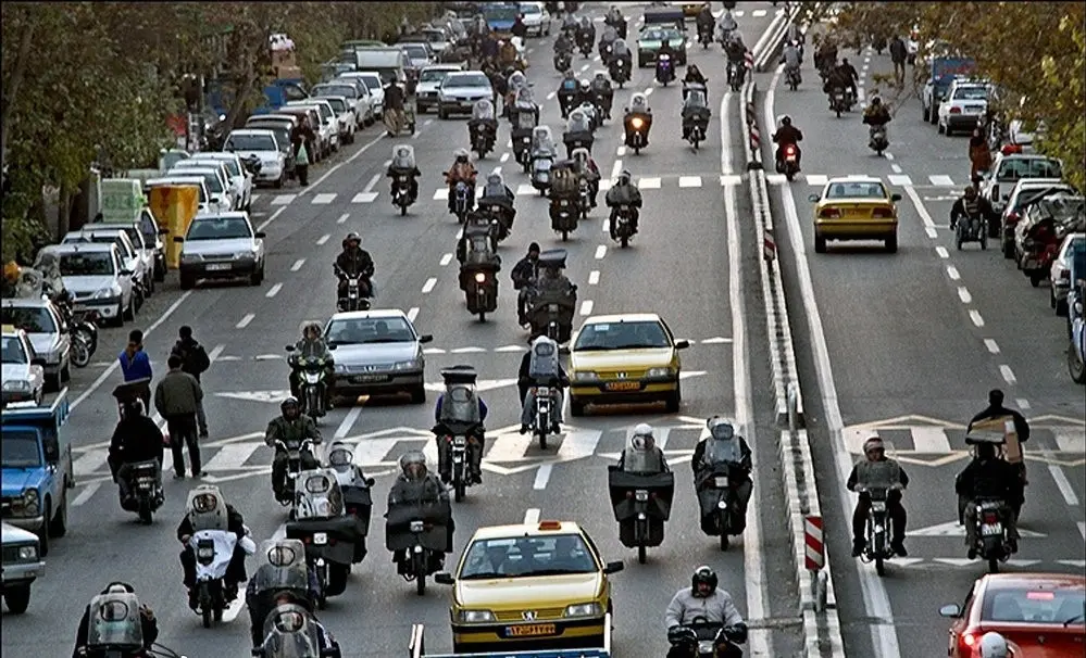 حرکت موتورسیکلت ها به موازات وسایل نقلیه در یک خط عبور ممنوع است 