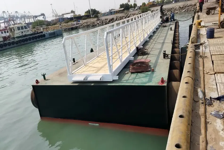 ساخت سه فروند اسکله فلزی شناور در بندر شهید رجایی