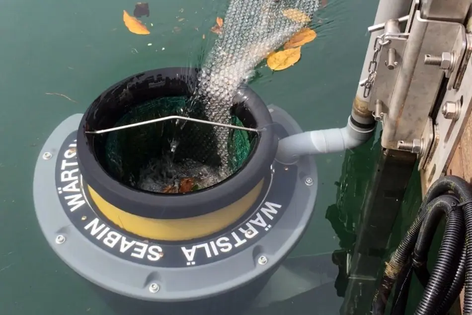 سطل زباله شناور ایده ای برای حذف زباره ها از روی سطح آب +فیلم