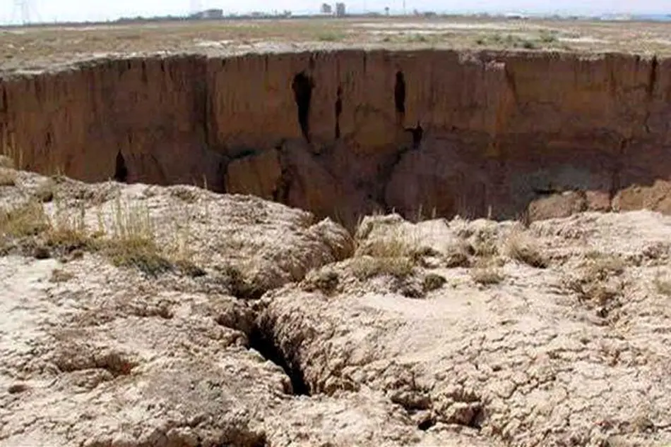 فرونشست زمین در مسیر راه‌آهن  تهران - مشهد نگران‌کننده است