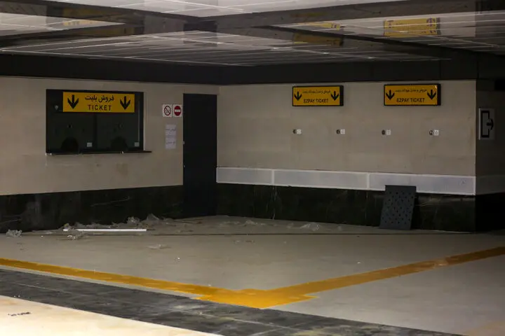 ایستگاه مترو پرند در خاموشی و مترو توحید غرق نور!  + فیلم