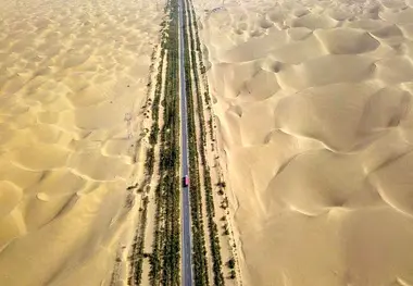 فیلم| چینی ها چطور در بیابان بزرگ تاکلاماکان بزرگراه ساختند؟
