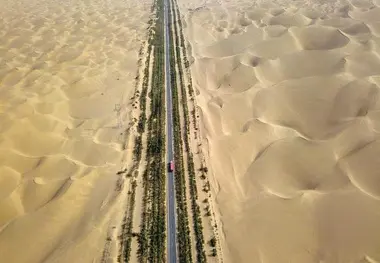 فیلم| چینی ها چطور در بیابان بزرگ تاکلاماکان بزرگراه ساختند؟
