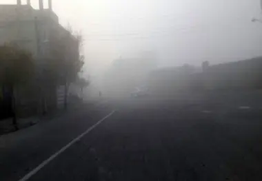 فیلم لحظه برخورد کامیون با چند خودرو در هوای مه آلود