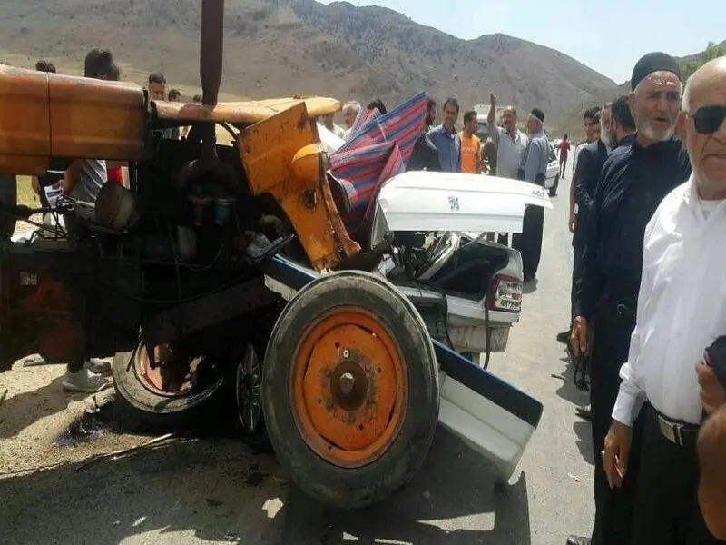 برخورد ۳ خودروی سواری با تراکتور در جاده زنجان ۲ کشته برجا گذاشت