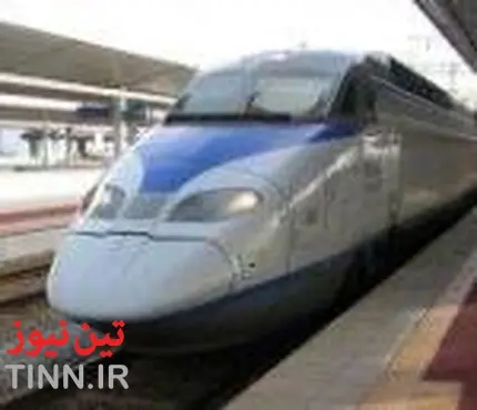 توقف قطار برقی تهران - مشهد در ایستگاه چین