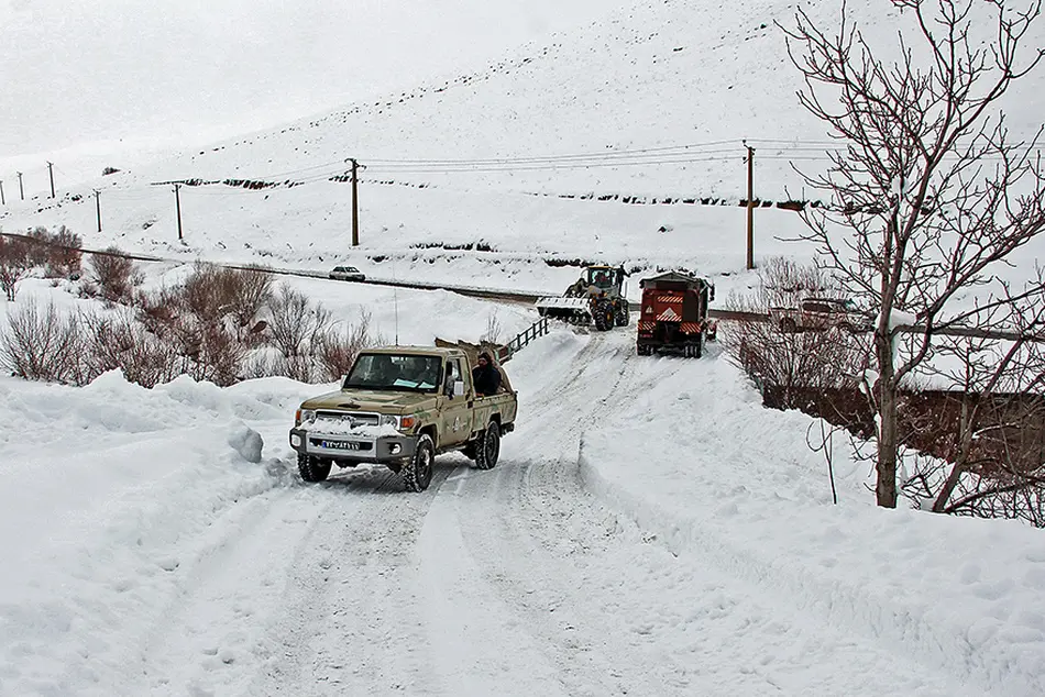 بارش برف سنگین ۴۷ راه روستایی زنجان را بست