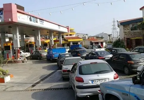نگرانی از افزایش قیمت بنزین؛ دلیل ایجاد صف های طولانی در جایگاه ها