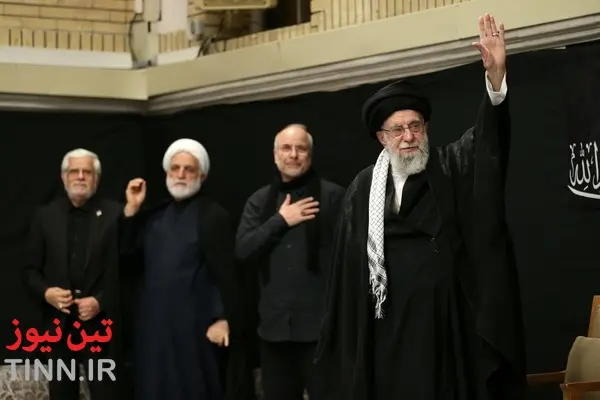 گزارش تصویری و فیلم حضور آیت الله خامنه ای در مراسم عزاداری شب عاشورا/ پوشش گسترده این مراسم در رسانه های خارجی