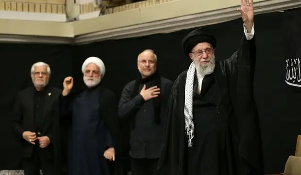 گزارش تصویری و فیلم حضور آیت الله خامنه ای در مراسم عزاداری شب عاشورا/ پوشش گسترده این مراسم در رسانه های خارجی