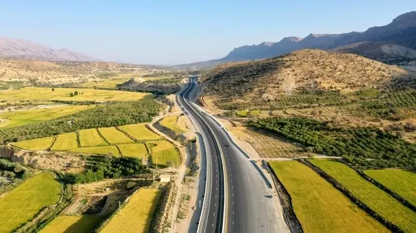 آزادراه شیراز اصفهان تنها اتوبان بدون زباله و آلودگی های بصری + فیلم