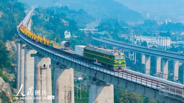 ساخت نخستین خط آهن باری در منطقه سد «سه دره» چین