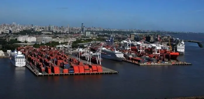 The container port of Buenos Aires in the mega-ship era