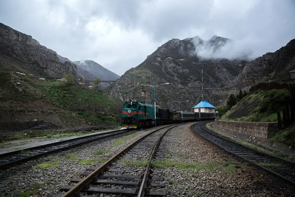 منشور زندگی روی ریل قطار