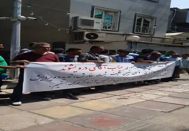 تجمع رانندگان کامیون در اعتراض به مشکل ترخیص نشدن کامیون های وارداتی
