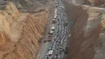 تراکم خودروها در پی تصادف یک تانکر سوخت در جاده مهران 