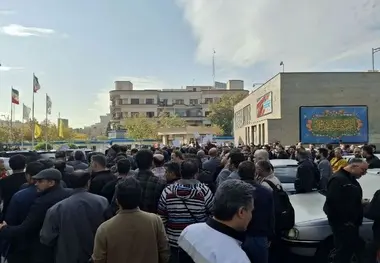 تجمع کارکنان شرکت بهره‌ برداری مترو در اعتراض به انتقال مالکیت شرکت به شهرداری تهران 