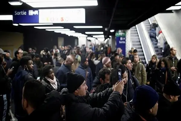 ۱۳ خط از ۱۶ خط متروی پاریس امشب متوقفند/ کارگران: کوتاه نمی‌آییم