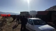 تجمع و اعتراض مردم زلزله زده نسبت به کمبود خدمات امداد و نجات
