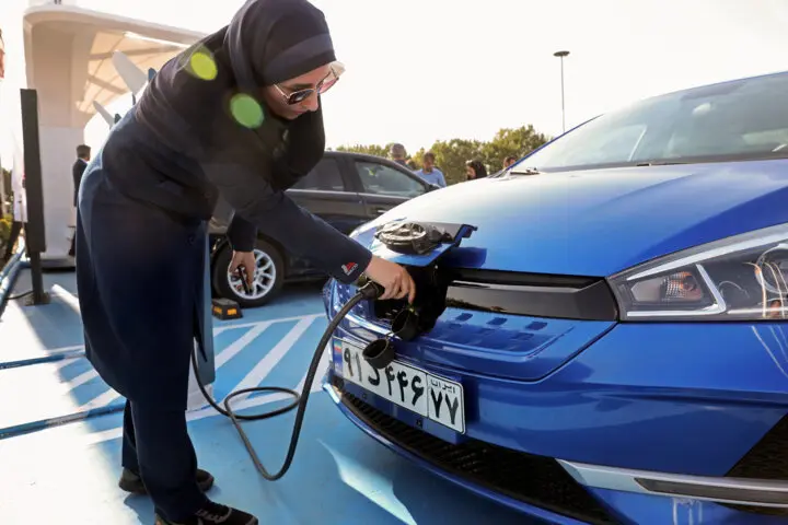کاهش مصرف سوخت و آلایندگی با استفاده از خودروهای برقی