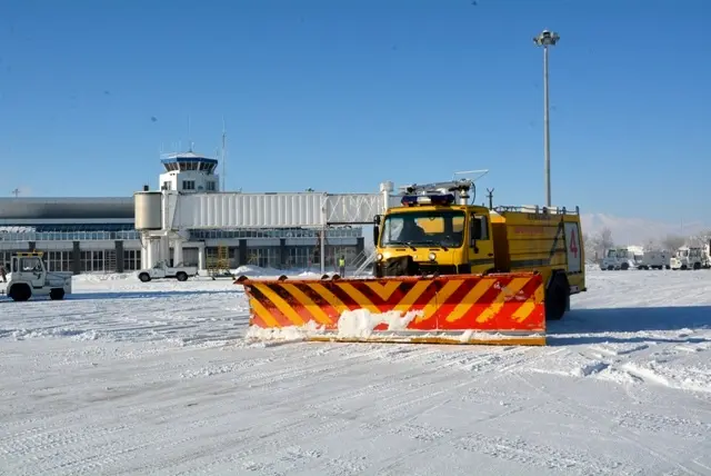 انجام سومین عملیات برف‌روبی در باند فرودگاه اردبیل