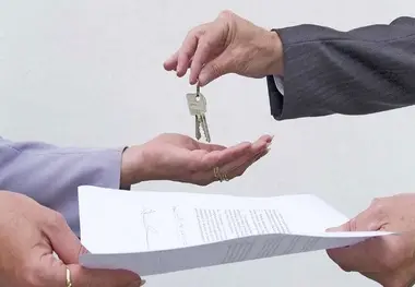 قوانین رگولاتوری و حقوق مستأجران (Regulation & Tenant Rights)