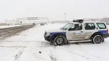 گیرکردن ۸۰ خودرو در برف و مسدود شدن زیرگذرهای همدان