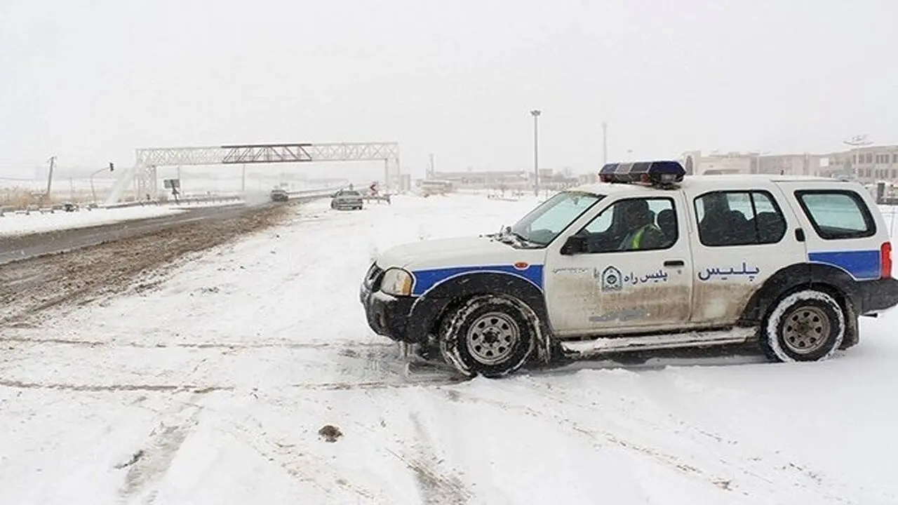 گیرکردن ۸۰ خودرو در برف و مسدود شدن زیرگذرهای همدان
