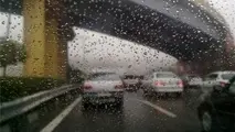 بارش باران در جاده‌ های ۱۱ استان/ترافیک سنگین در چالوس 