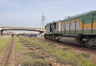 تجمع کارگران «هپکو»  روی ریل راه‌آهن؛ کارگران چه درخواستی دارند؟