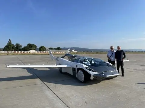 رونمایی اولین ماشین پرنده برای حمل و نقل هوایی در اسلواکی + فیلم