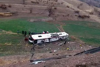 15 کشته و زخمی در پی سقوط اتوبوس به دره 