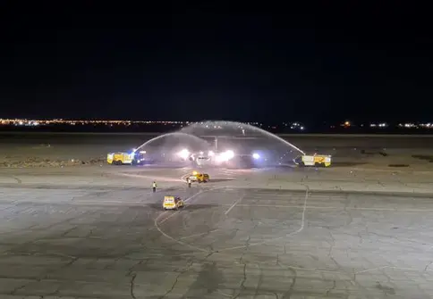 استقبال از اولین پرواز ماهان در فرودگاه یزد با واترسالوت 
