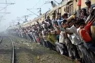 وضعیت دشوار استراحت مسافران در قطارهای هندی! + عکس
