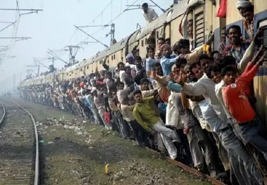 وضعیت دشوار استراحت مسافران در قطارهای هندی! + عکس