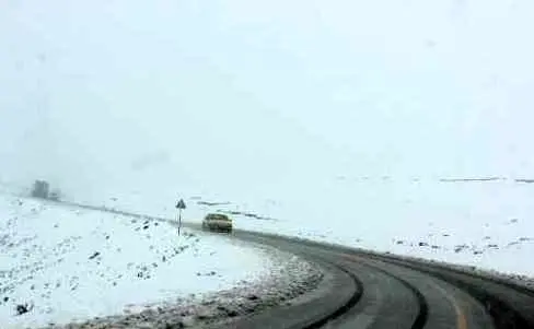 تردد در جاده‌های زنجان با تجهیزات زمستانی 