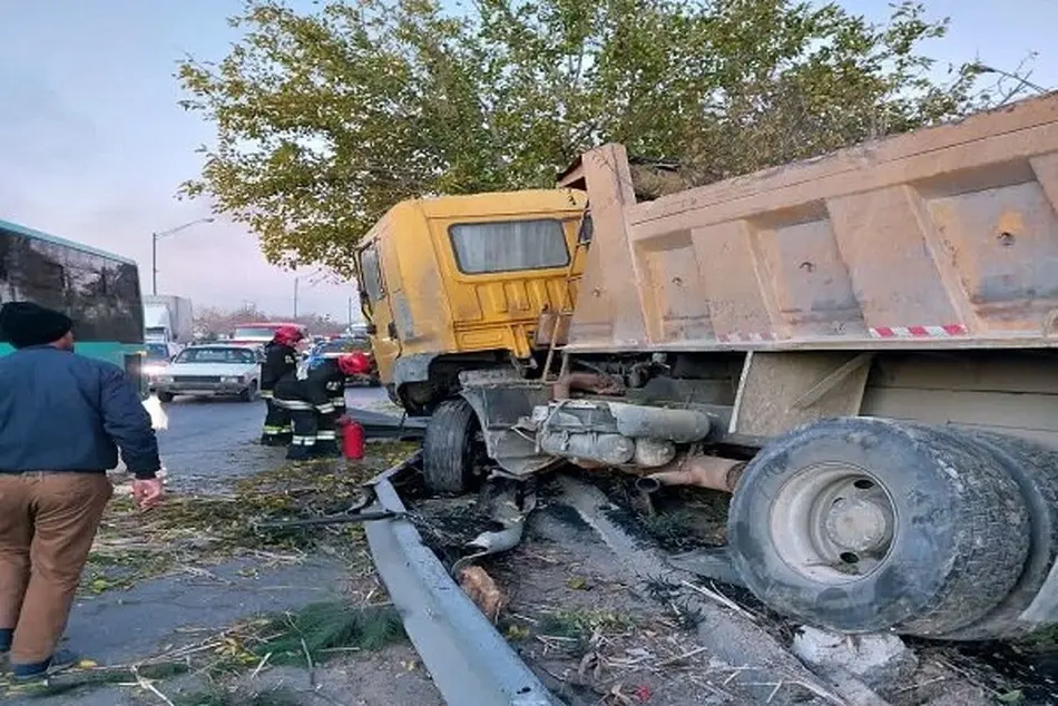عکس | برخورد کامیون با ۹ درخت حاشیه بزرگراه شهید اردستانی در اثر خواب آلودگی