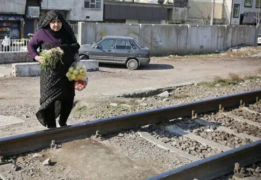 حرکت در مسیر مرگ| خطرات عبور خط راه آهن داخل محدوده شهری