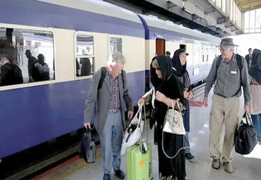 گردشگران اروپایی سوار بر قطارهای ایرانی