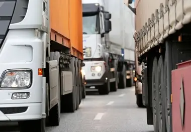 اقدام خطرناک راننده کامیون در حمل کالا