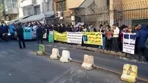 تجمع اعتراضی رانندگان اسنپ در مقابل ساختمان این شرکت