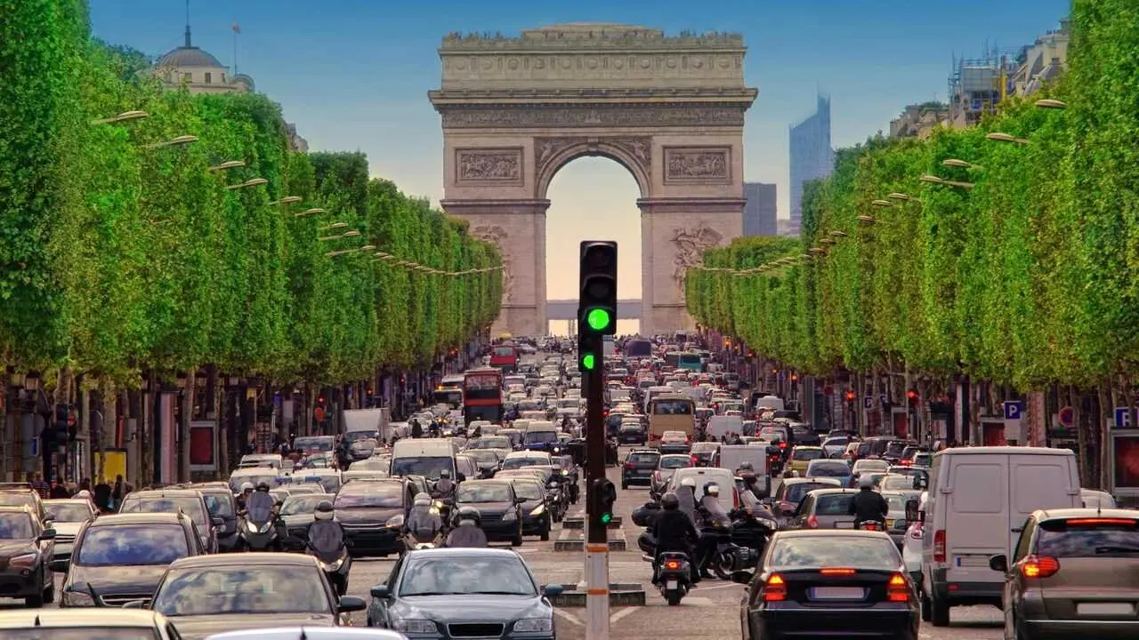 راهکار فرانسه برای ترویج خودروهای برقی و حمل ونقل عمومی