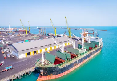 تخلیه سه فروند کشتی حامل کالا های اساسی در بندر شهید رجایی