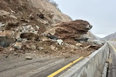 ریزش کوه در بخشی از جاده شیراز یاسوج؛ تلاش برای بازگشایی ادامه دارد