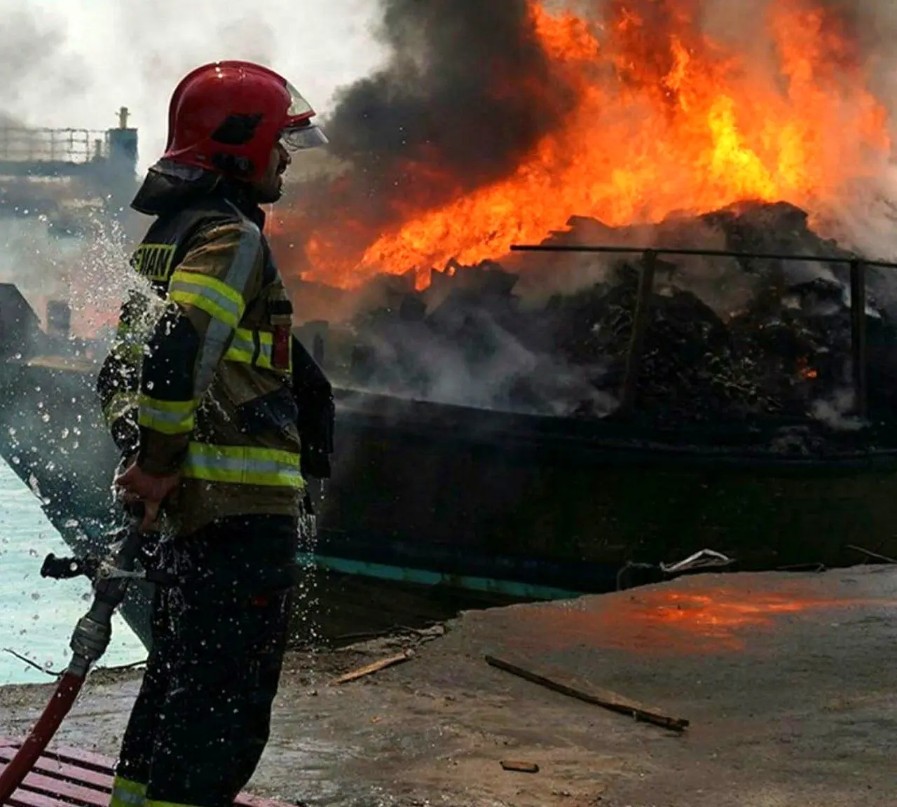 آتش سوزی سه فروند لنج باری در اسکله بهمن قشم