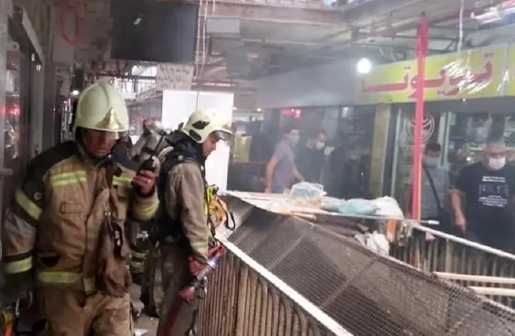 آتش سوزی یک مجتمع تجاری در خیابان امیرکبیر