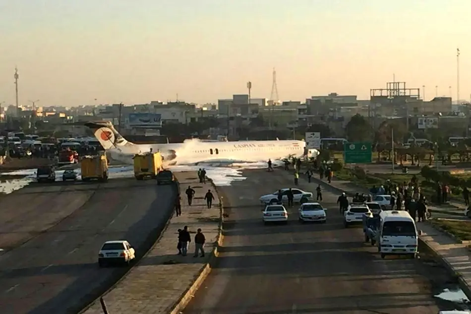 هواپیمای مسافربری در فرودگاه ماهشهر از باند خارج شد